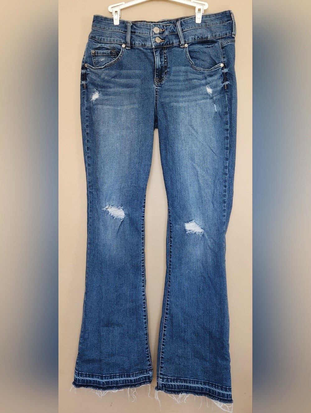 Torrid Medium Wash Boyfriend Jeans Mid Rise Bootcut, Sz 16, 2 Button Closure